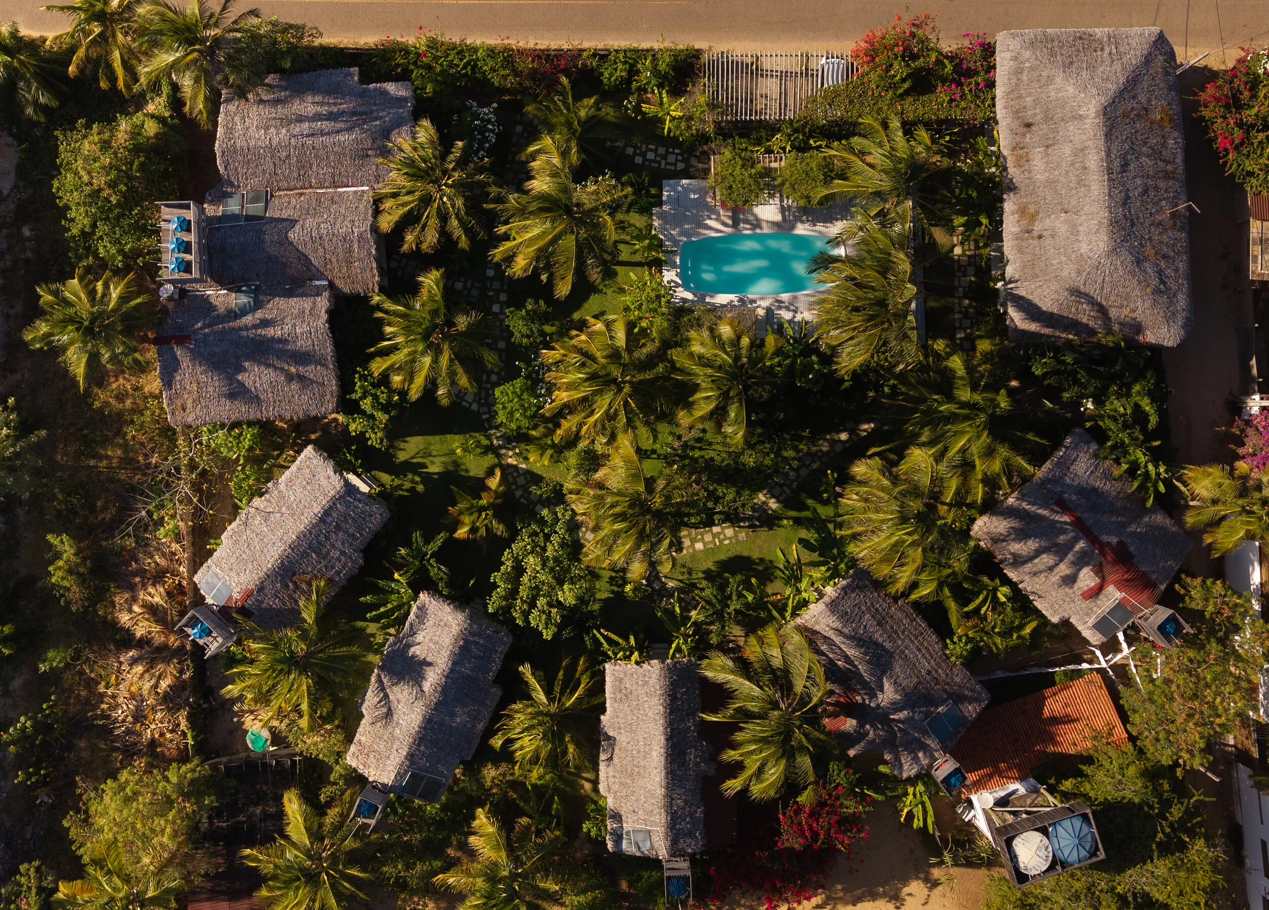 Vista aérea da Pousada País Tropical — bangalôs, jardim tropical e piscina em Icaraizinho de Amontada