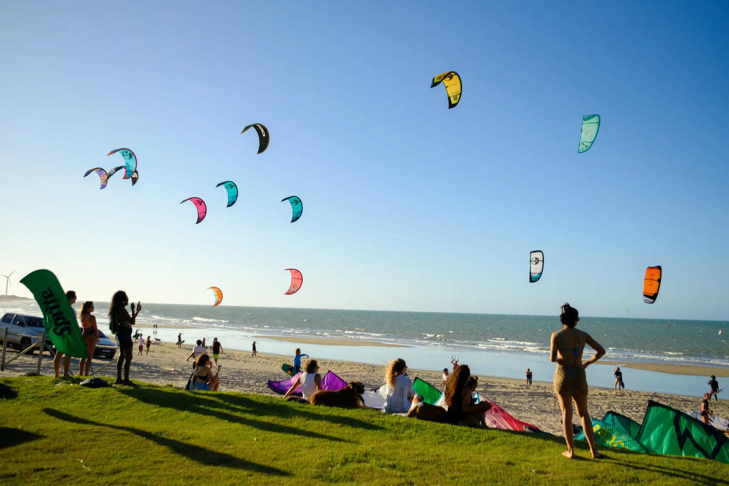 Kitesurf na praia de Icaraizinho de Amontada — alizés NE, águas rasas, litoral do Ceará